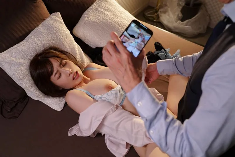 Tiền bối chuốc thuốc em thư ký bắt quan hệ cả đêm khi đi làm ăn xa